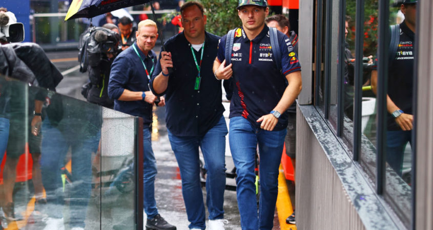 Max verstappen arriveert op circuit Zandvoort