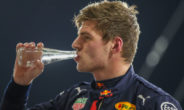 Max Verstappen drinkt water