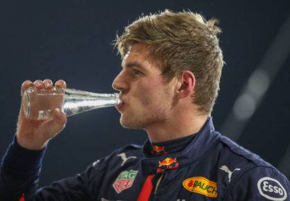 Max Verstappen drinkt water