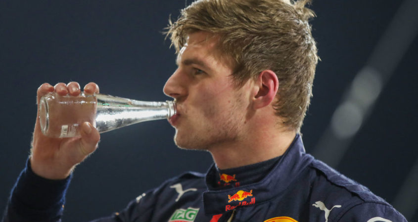 Max Verstappen drinkt water
