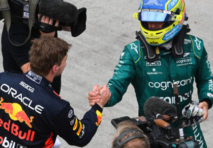 Max Verstappen en Fernando Alonso schudden handen