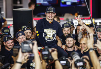 Max Verstappen wereldkampioen na zijn tweede plaats in de sprintrace in Qatar.