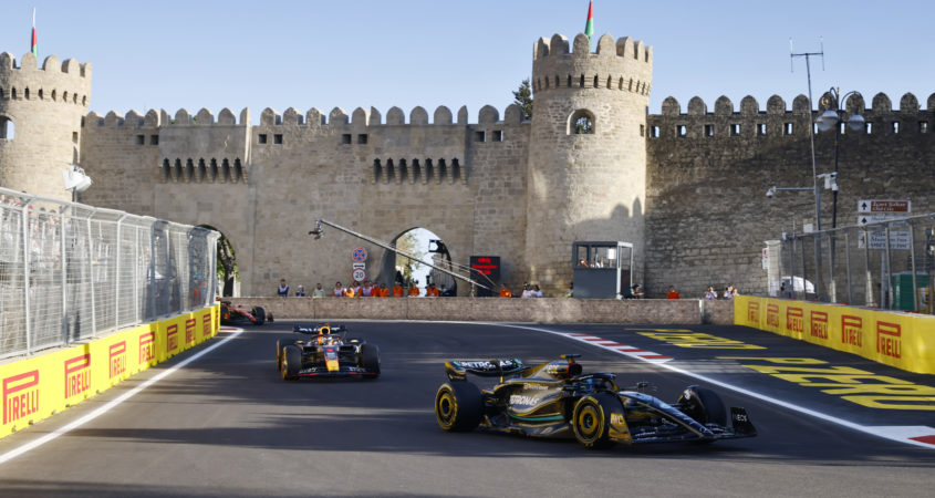 Verstappen, Russel en Pereze racen op het Baku City Circuit tijdens de GP Azerbeidzjan van 2024