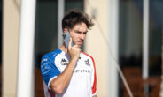 Pierre Gasly aan de telefoon