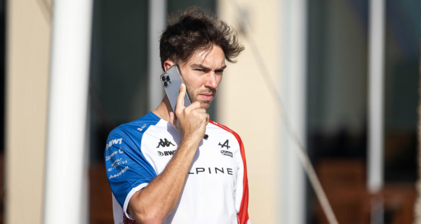 Pierre Gasly aan de telefoon