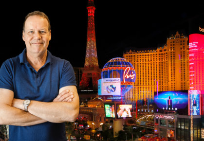 André met de GP van Las Vegas op de achtergrond