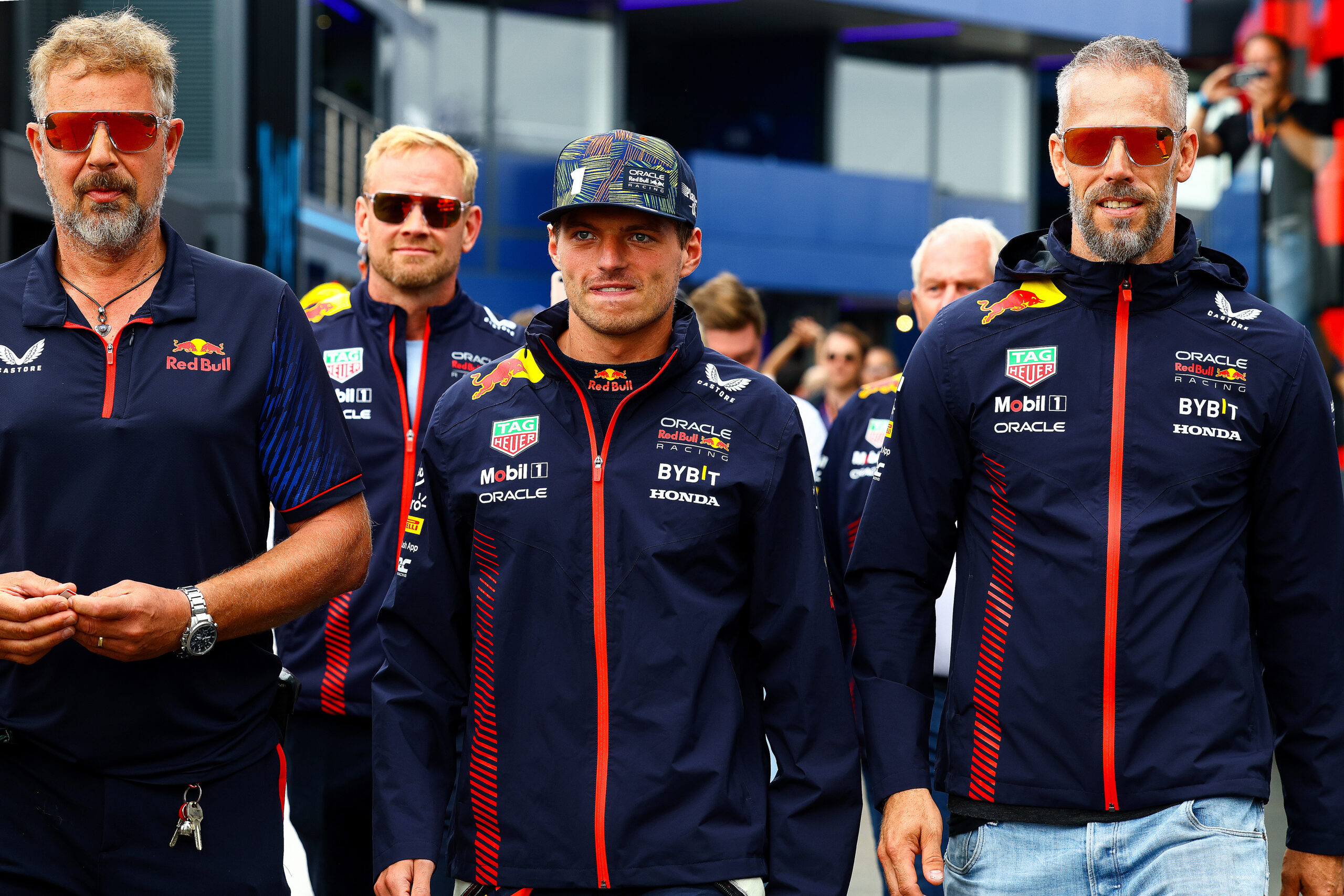 Max Verstappen met 3 bodyguards tijdens Dutch GP 2023