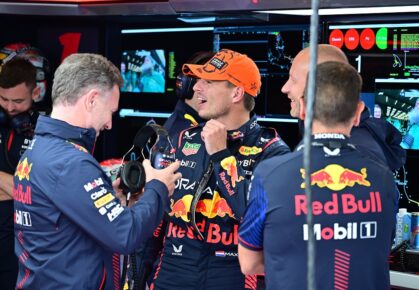 Max met Horner in de pitbox tijdens Spa 2023