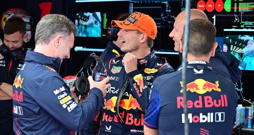 Max met Horner in de pitbox tijdens Spa 2023