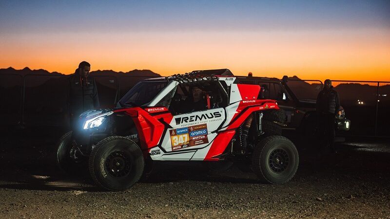 Lukas Lauda in Dakar Rally in McLaren-kleuren