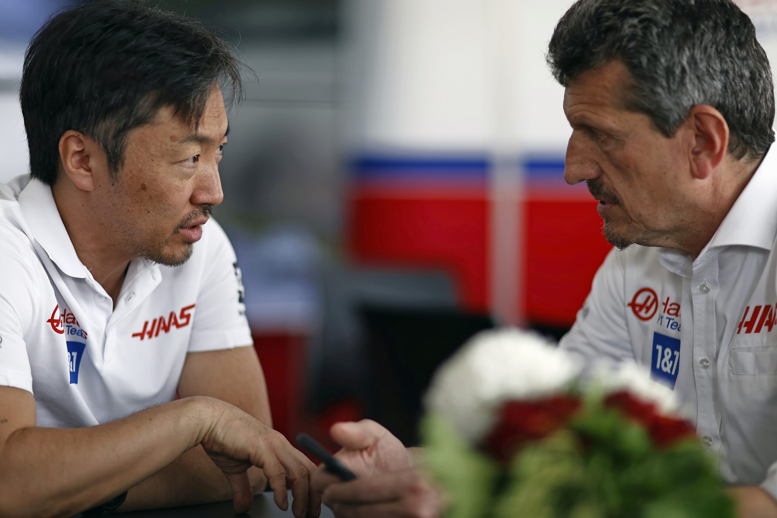 Ayao Komatsu en Hünther Steiner bij Haas