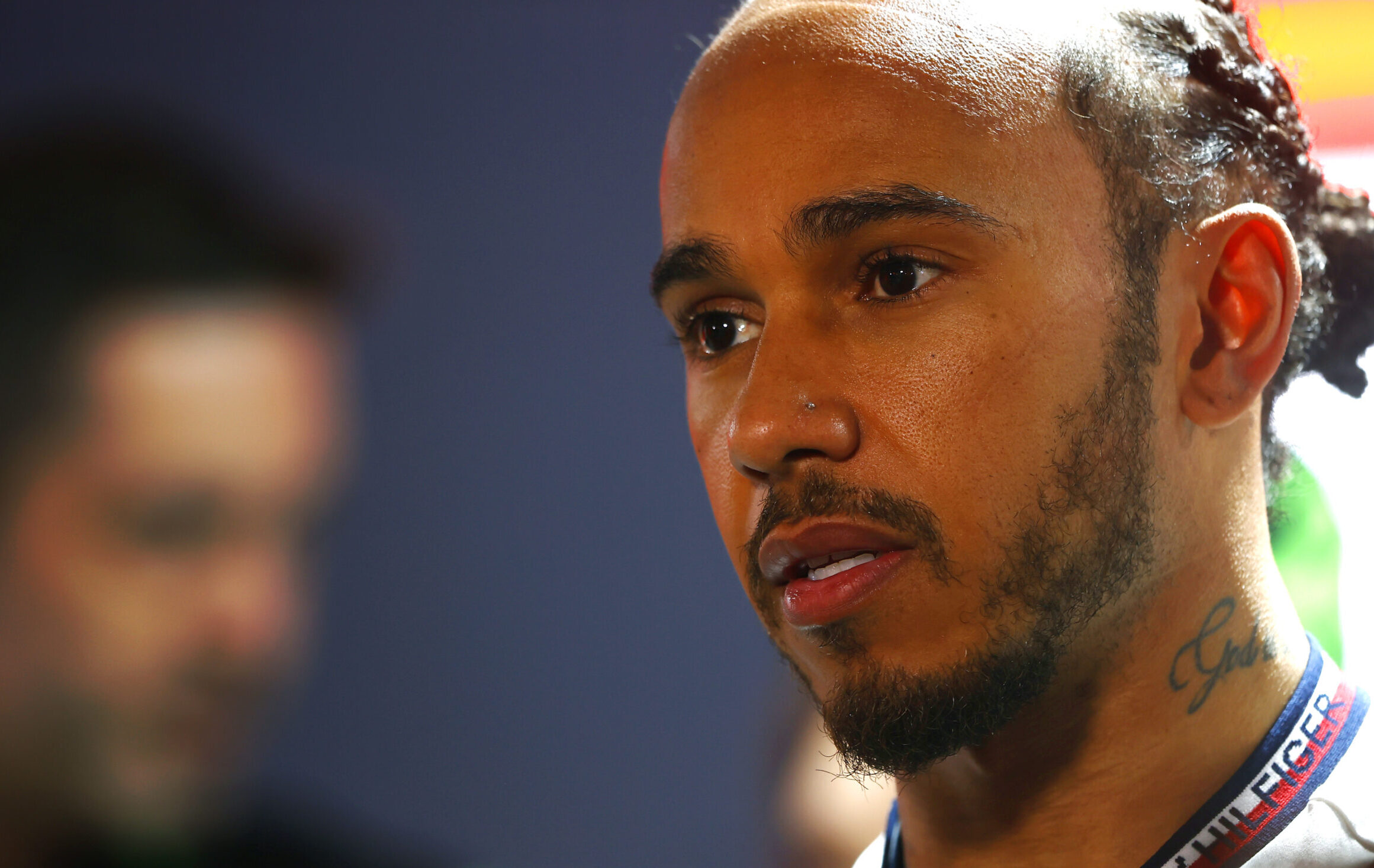 Hamilton eerste in vrije training: 'Niet op de zaken vooruitlopen'