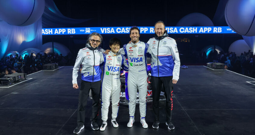 Laurent Mekies, Yuki Tsunoda, Daniel Ricciardo en Peter Bayer
