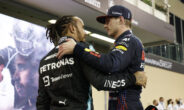 max verstappen en lewis hamilton in abu dhabi 2021