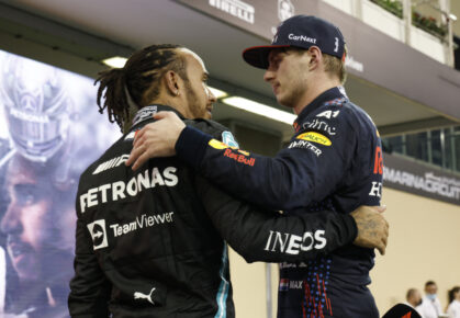 max verstappen en lewis hamilton in abu dhabi 2021