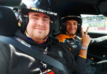 Luke Littler en lando norris tijdens GP Groot-Brittannië