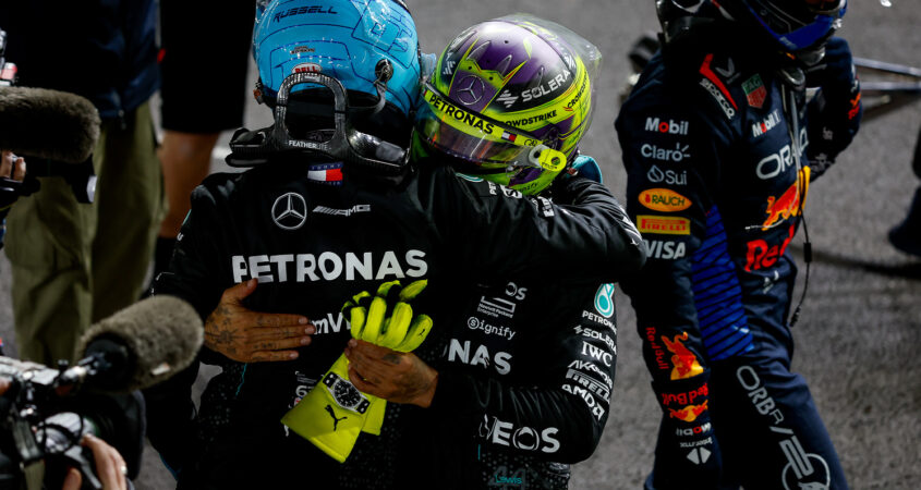 George Russell vol lof over Lewis Hamilton