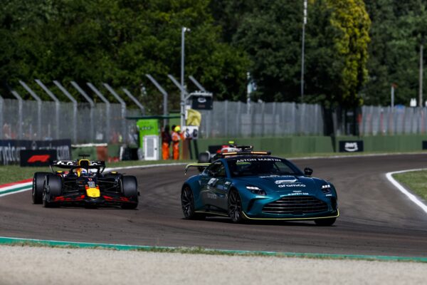 Max Verstappen onthult hoe hij na de safety car wegrijdt bij de concurrentie
