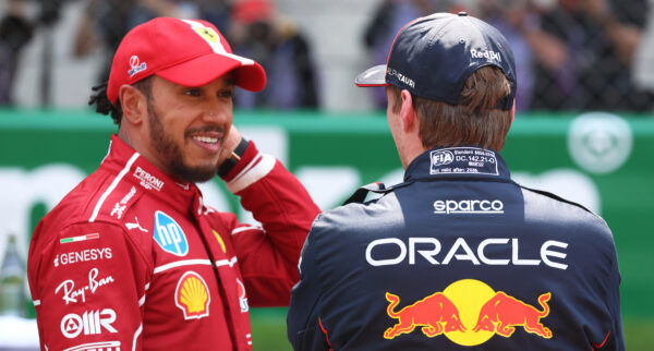 Ferrari-deal toch gunstig? Hamilton haalt Verstappen in op lijst met best betaalde sporters