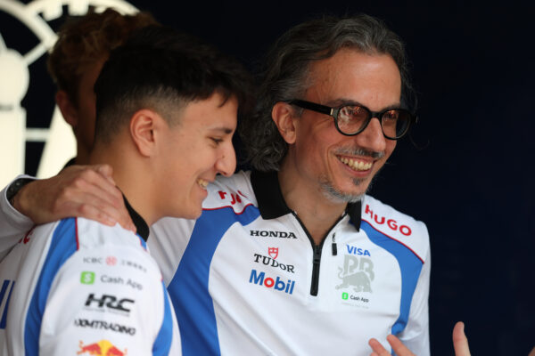 Mekies prijst ‘buitengewone’ impact van Hadjar: ‘Past zo goed binnen het team’