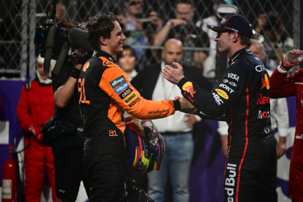 Villeneuve ziet groot voordeel voor Piastri: ‘Krijgt niet zo gauw een straf als Verstappen’