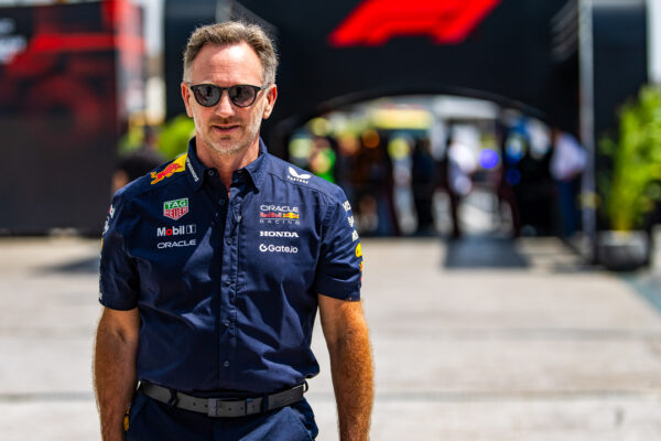 Horner verdedigt Red Bull-beslissing in Jeddah: ‘Ook bij opgegeven positie had Verstappen niet gewonnen’