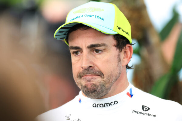 Alonso rouwt om overlijden trouwe rechterhand: ‘Bedankt dat je me een betere atleet hebt gemaakt’