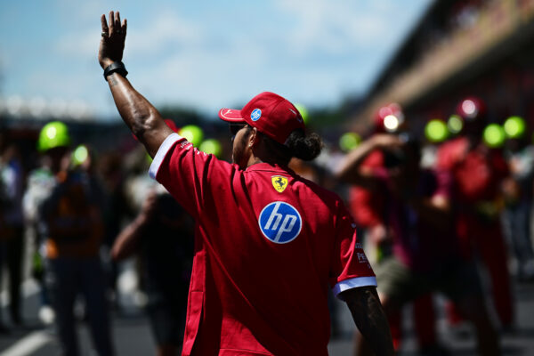 Hamilton kan zijn geluk niet op na ‘sterke’ inhaalrace: ‘Hoogtepunt van het jaar’