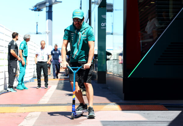 FOTOSERIE GP Monaco: Alonso stept erop los, anderen verplaatsen zich per fiets, boot, scooter en zelfs motor