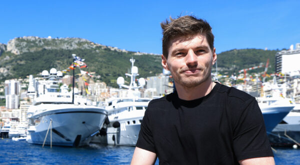 Superjacht van Verstappen trekt bekijks in haven van Monaco: ‘12,6 miljoen euro’
