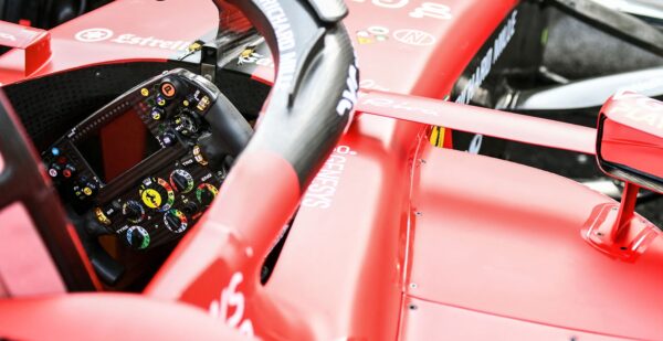 VIDEO | Ferrari bezoekt Vaticaan, stuurwiel van Leclerc krijgt pauselijke zegen