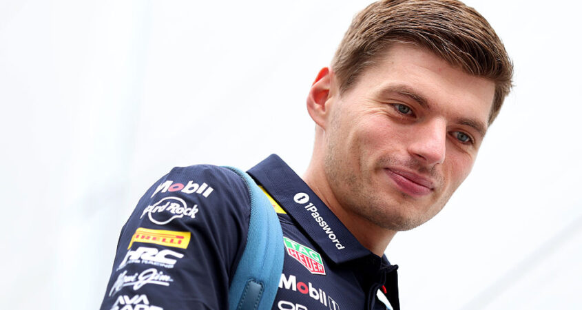 Verstappen lach Red Bull