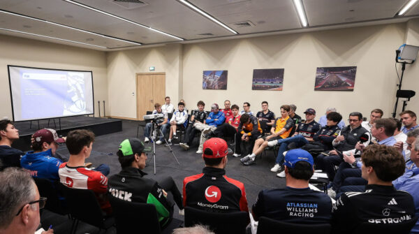 Coureurs kloppen op tafel, FIA aan de slag met stewardbeleid na evaluatiegesprek