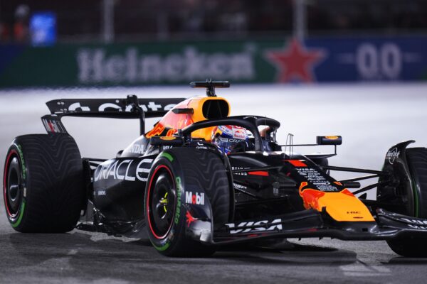 VT3 GP Las Vegas: Russell troeft Verstappen af in halfnatte sessie, McLaren sluit de rij