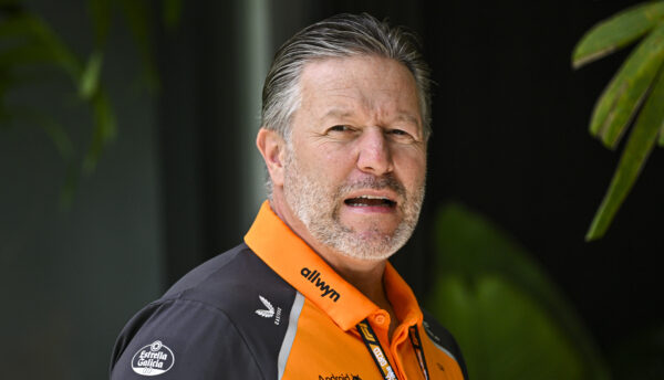 Zak Brown huiverig voor Verstappen: ‘Max hoort thuis in een horrorfilm’