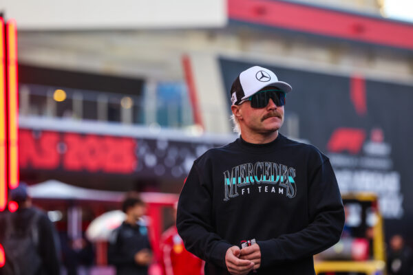 VIDEO: Bottas treedt op als trouwambtenaar tijdens bruiloft in de paddock