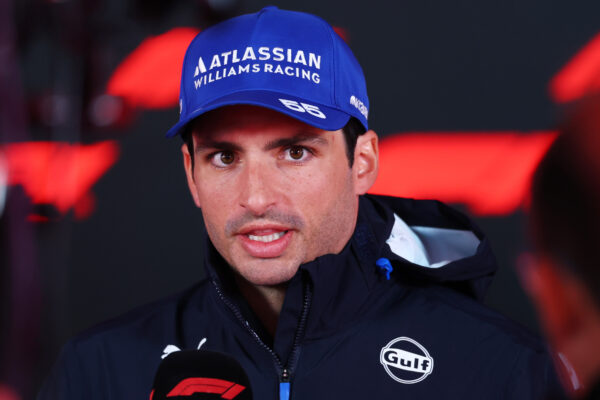 Sainz bestempelt tijdstraf Piastri als ‘onaanvaardbaar’: ‘Dringend met de FIA praten’