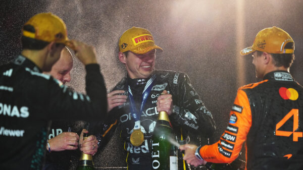 Internationale pers eert Verstappen na triomf in Las Vegas: ‘McLaren in de schaduw van Max’