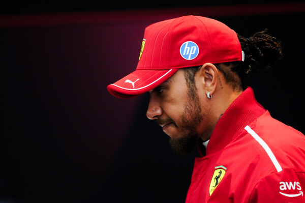 Hamilton ondanks tegenvallend seizoen geen spijt van Ferrari-overstap: ‘Het kost tijd’
