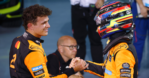 ‘Om Max te verslaan, moeten de McLaren-coureurs samenwerken’ | Formule 1 Paddockpraat