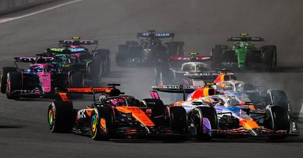 Startchaos in Las Vegas: Norris verliest leidinh, meerdere crashes in bocht één