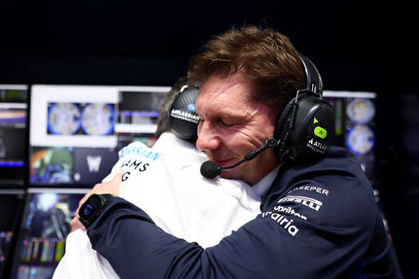 Vowles tevreden met derde plek Sainz: ‘Een verdiend podium’