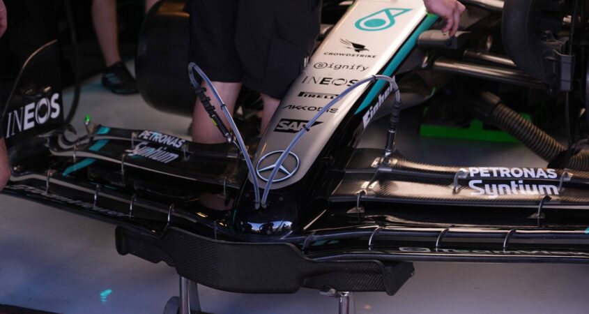 Mercedes voorvleugel