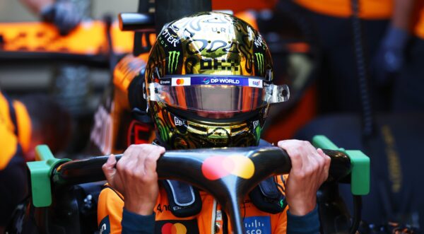 Post-season test | Kersverse kampioen Lando Norris schittert met gouden helm