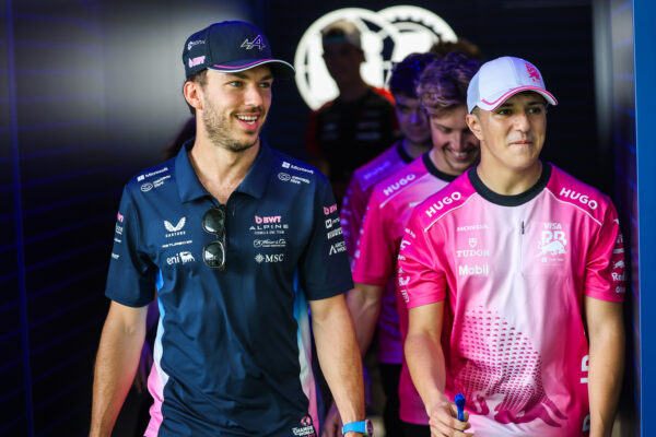 Hadjar kreeg hulp van Gasly voor F1-debuut: ‘Paste me dankzij Pierre snel aan’