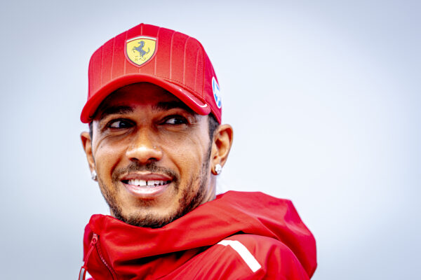 Hamilton deelt ‘onmisbare’ nieuwe trainingsroutine: ‘Ik leg mezelf nu ijsbaden op’