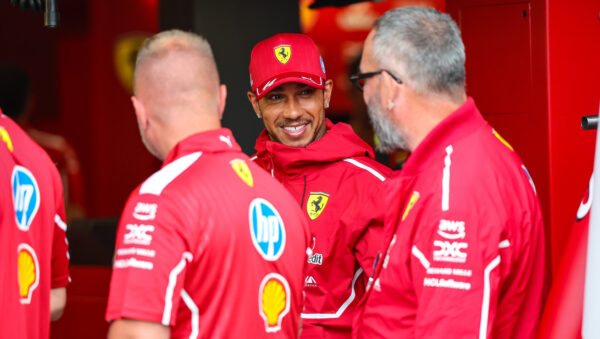 Hamilton wijst media terecht: ‘Kritiek heeft enorme impact op het team’