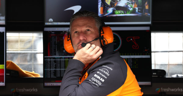 Zak Brown vindt troost na McLaren-flater: ‘Goed voor de kijkcijfers’