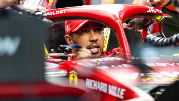 Ex-Ferrari-teambaas tikt Hamilton op de vingers: ‘Moet zich geen ingenieur wanen’