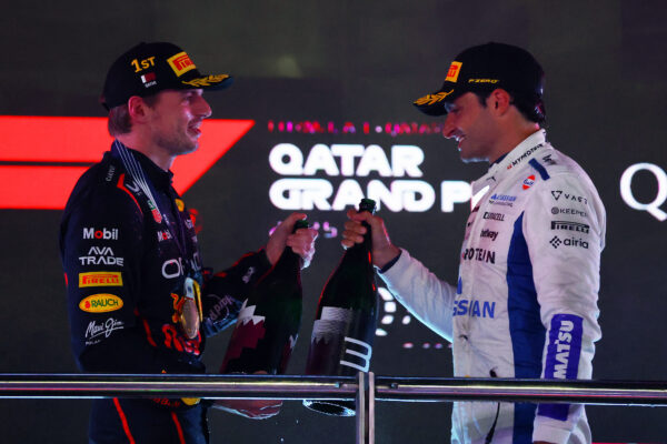 VIDEO | Verstappen voorspelde al vroeg Williams-podium voor Sainz: ‘Goede gast, Max’